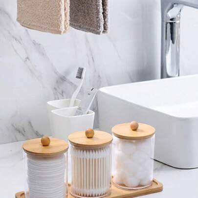 Bộ đồ dùng phòng tắm 3 món này bao gồm một khay đựng đồ trang điểm, một hộp đựng thuốc bằng nhựa (có nắp) và một hộp đựng trong suốt dùng để đựng tăm bông, bông gòn, bông tẩy trang và chỉ nha khoa.