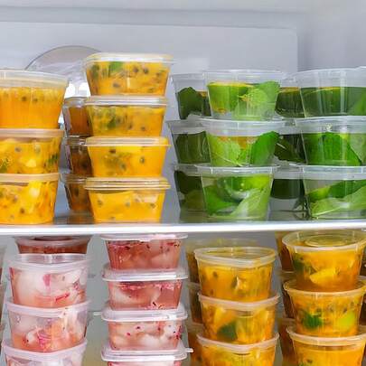 Hộp nhựa có nắp đậy, dung tích 25ml/50ml/100ml, thích hợp để đựng đá viên chanh dây, đá viên chanh, nước tương, nước sốt salad, mù tạt, mật ong, ớt và các nguyên liệu chuẩn bị bữa ăn khác. Có thể đóng kín và xếp chồng lên nhau.