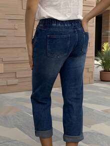 Modne i uniwersalne, swobodne i wygodne jeansy damskie z rozdarciami u dołu i ściągaczem w pasie o długości 9/10 - Ciemny jeans - Zobacz 5