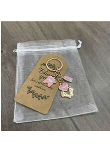 36件套粉蓝脚印钥匙扣礼盒，性别揭晓派对回礼，12套包含脚印瓶挂饰、钥匙扣、白色薄纱袋和牛皮纸感谢卡，12个创意钥匙扣+12张棕色感谢卡+12个白色薄纱礼品袋，成人礼物 - 彩色 - 查看 7