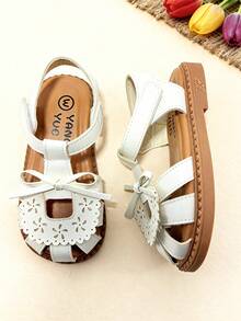 1双蕾丝边儿童凉鞋，米色女童平底凉鞋，镂空雕花，复古风格儿童包头凉鞋，柔软防滑鞋底，设计时尚，适合宴会、聚会、派对、婚礼、度假等场合。 - 米色 - 查看 5