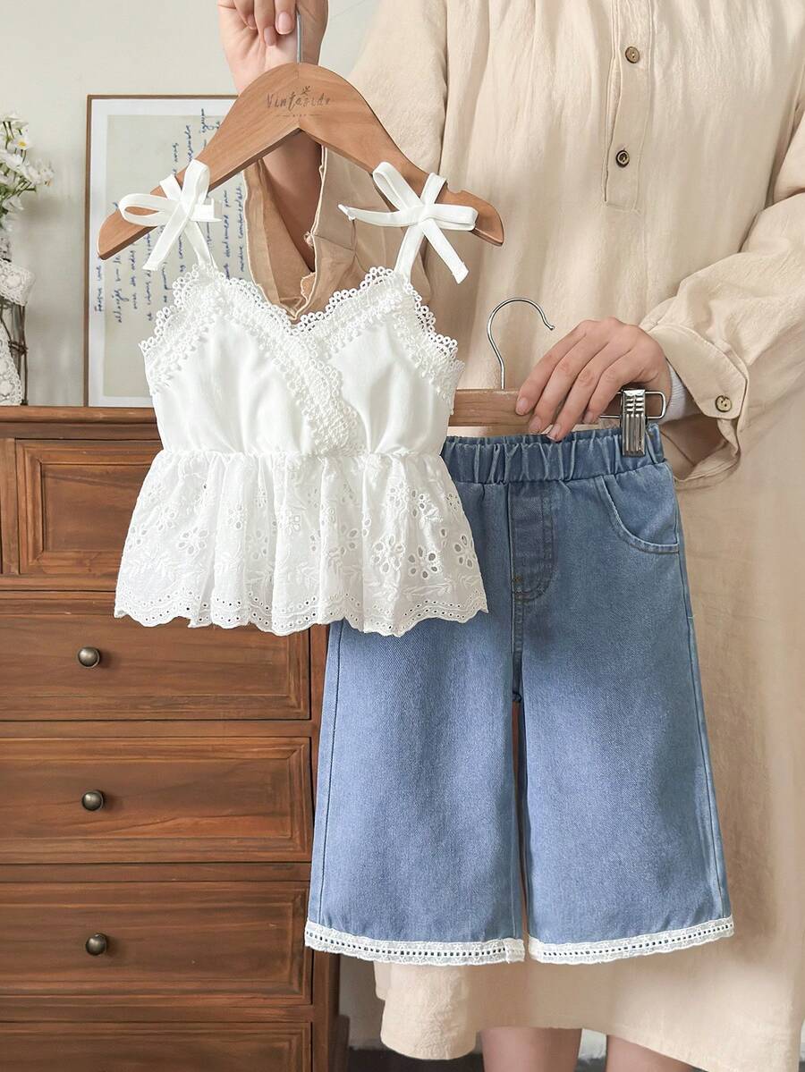 Set de 2 piezas para bebé niña, con top casual con volantes y tirantes con moño + pantalones anchos de pernera ancha de remiendo de mezclilla versátil - Blanco - Ver 1