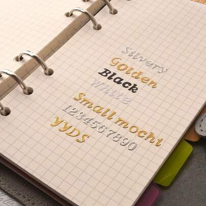 สติกเกอร์ตัวอักษรฟอยล์สีทองและสีเงินสำหรับสมุดบันทึก DIY, รูปลอก, และการผสมผสาน DIY ส่วนบุคคลเพื่อสร้างคำและประโยคที่มีความหมาย เหมาะสำหรับงานปาร์ตี้วันหยุด, งานเลี้ยงวันเกิด, ขวดน้ำ, หมวกเบสบอล, และพื้นผิวเรียบใดๆ เหมาะสำหรับอุปกรณ์การเรียน, ฤดูเปิดเทอม, และอื่นๆ