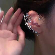 Butterfly Ear Cuffs For Women, Featuring A Unique Design, Versatile And Ultra-Fairy-Like With Diamond Inlays. They Exude A Fairy-Like Charm, With A Design Style Full Of Romance And Elegance; Suitable For Mothers, Women, And Girls To Wear; They Are High-End Fashion Products. - 銀色右耳 - 查看 9