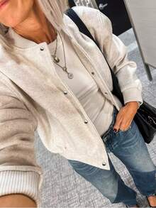 女士短款飞行员夹克，长袖棒球外套，女士时尚冬季纽扣飞行员夹克，街头休闲春季款 - 米色 - 查看 2