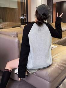 女士百搭休闲宽松圆领长袖T恤，饰有可爱猫咪印花，撞色插肩袖设计，适合日常穿着、通勤和学生春季穿着。 - 黑灰色 - 查看 2