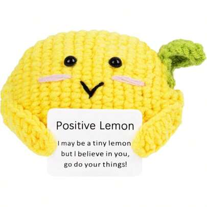 1个可爱针织柠檬玩具：绝佳的陪伴，随时随地为您带来笑容，传递积极能量！这款可爱的针织柠檬不仅是毛绒玩具，更是一张充满正能量的卡片，鼓励您乐观地拥抱生活。
