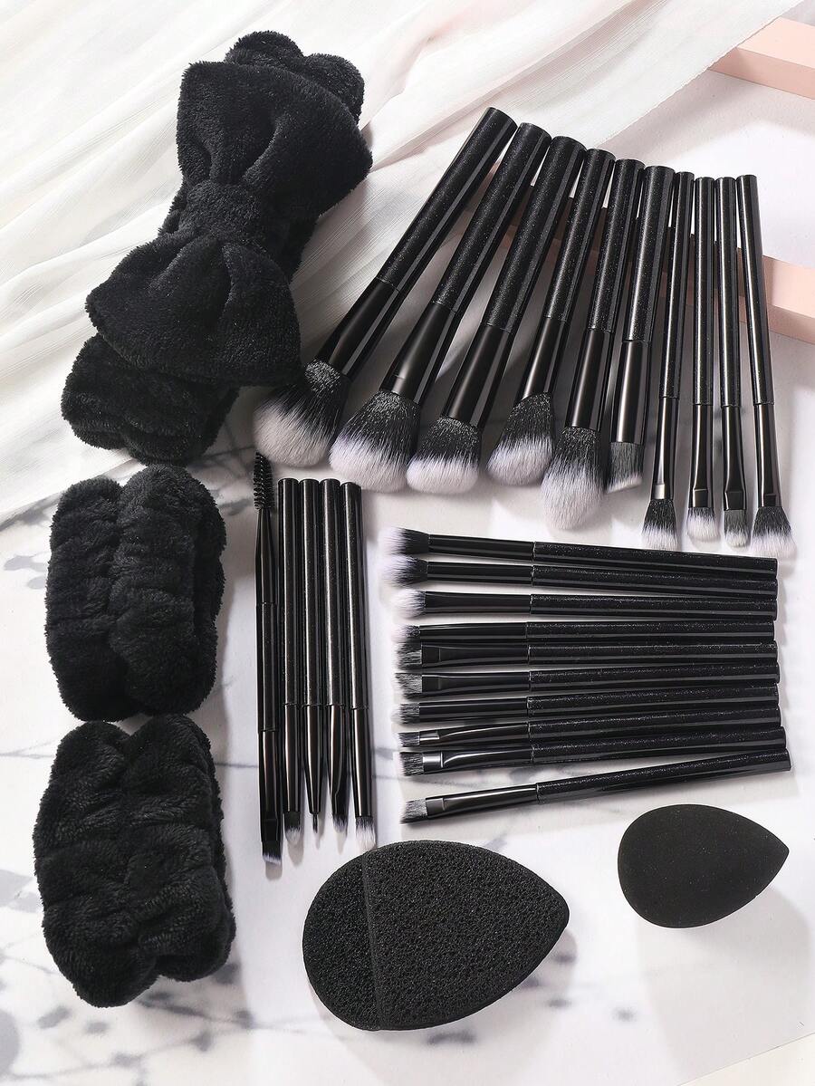 30件套化妆工具套装，包括：25支化妆刷套装+1个化妆海绵+1个硅胶洗脸棒+2个手碗挂绳+1个发圈，一应俱全，新手友好 | 方便携带，送礼佳品 | 新手/女性的完美之选