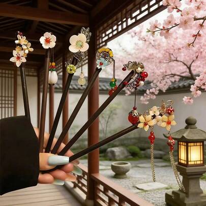 6支复古中式花朵发簪，复古流苏发饰，适合搭配汉服发型。发簪顶部饰有白色、黄色及其他颜色的花朵，部分款式还配有流苏、珠子和金属饰品。融合传统与现代美学，既适合搭配汉服，也可用于打造新颖的中式发髻，兼具装饰性和文化魅力。