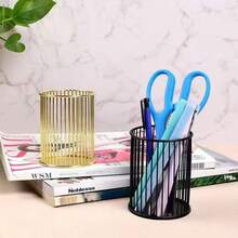 金属笔筒，适用于桌面和梳妆台 - 多功能收纳架，可用于办公室、浴室化妆品和文具：采用耐用钢结构，内部隔层整齐，节省空间，简约时尚，可收纳钢笔、刷子、口红、眼线笔和小工具，方便取用，提升工作空间的美观性和整洁度，是家庭办公室、化妆台和书桌的理想之选。 - 查看 5