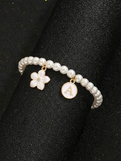 1pc Elegant Fashionable White 5-Petal Flower Round 26 Letter Zinc Alloy Multi-Pendant Handmade Beaded Bracelet, Suitable For Children, Girls, Family, Friends, Summer, Travel, Street Fashion Jewelry, Suitable For Daily Decoration, Holiday Birthday Gifts, Children's Jewelry