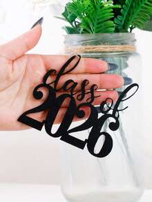 1件黑色2026届毕业纪念挂饰,优雅的草书字母数字标志,毕业主题装饰吊坠,时尚的2026届草书设计,派对装饰,庆祝年份标志,带挂绳,毕业派对装饰,拍照道具,毕业典礼餐桌中心摆件,礼品装饰,家居教室学校活动,毕业庆典拍照背景。 - 黑色 - 查看 11