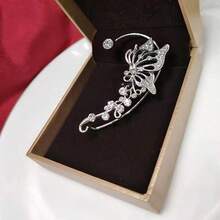 Butterfly Ear Cuffs For Women, Featuring A Unique Design, Versatile And Ultra-Fairy-Like With Diamond Inlays. They Exude A Fairy-Like Charm, With A Design Style Full Of Romance And Elegance; Suitable For Mothers, Women, And Girls To Wear; They Are High-End Fashion Products. - 銀色右耳 - 查看 2