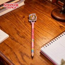 1/2件套《怪奇物语》官方授权Scoops Ahoy Robin Buckley和Eleven铅笔帽橡皮擦套装，灵感源自角色铅笔，内置3D橡皮擦，学生书写文具收藏品，粉丝礼物 - 鉛筆 - 查看 3