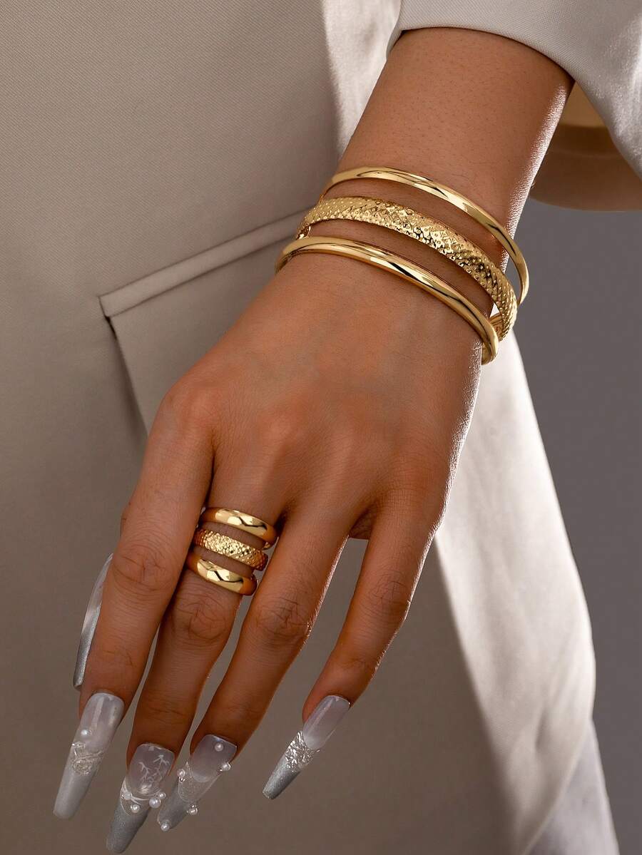 1 Set de joyas de color dorado de metal de hierro que incluye pulsera tipo brazalete, anillo grueso y juego de anillos y pulseras a juego - Conjunto de pulsera y anillo de metal geométrico dorado - Ver 1