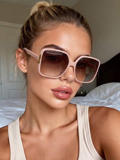 一副男女通用方形大框果冻色眼镜，Y2K风格，适合摄影、驾驶、海滩等场合，也适合夏季海滩、户外活动、旅行、搭配服装以及返校季。