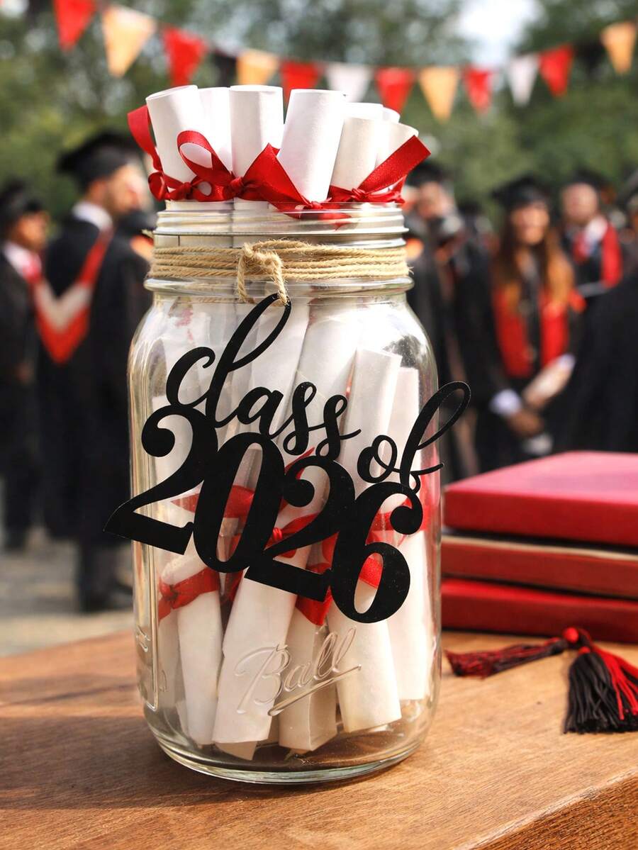 1件黑色2026届毕业纪念挂饰，优雅的草书字母数字标志，毕业主题装饰吊坠，时尚的2026届草书设计，派对装饰，庆祝年份标志，带挂绳，毕业派对装饰，拍照道具，毕业典礼餐桌中心摆件，礼品装饰，家居教室学校活动，毕业庆典拍照背景。