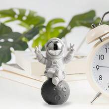 1 Stück moderne Astronauten Figur - Weltraum-Themen Tischdekoration, mit goldenem Helm und Marmoruntergrund, geeignet für Zuhause oder Büro, einzigartiges Geburtstagsgeschenk, Weltraum-Themen Raumdekoration für Weihnachten, Halloween und Herbst - Verschiedenfarbig - Übersicht 5