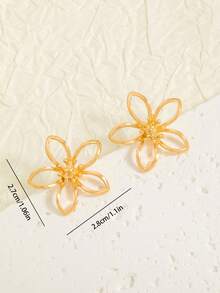 一对优雅的欧美金属几何镂空花朵耳环，专为女性设计 - 金色 - 查看 3