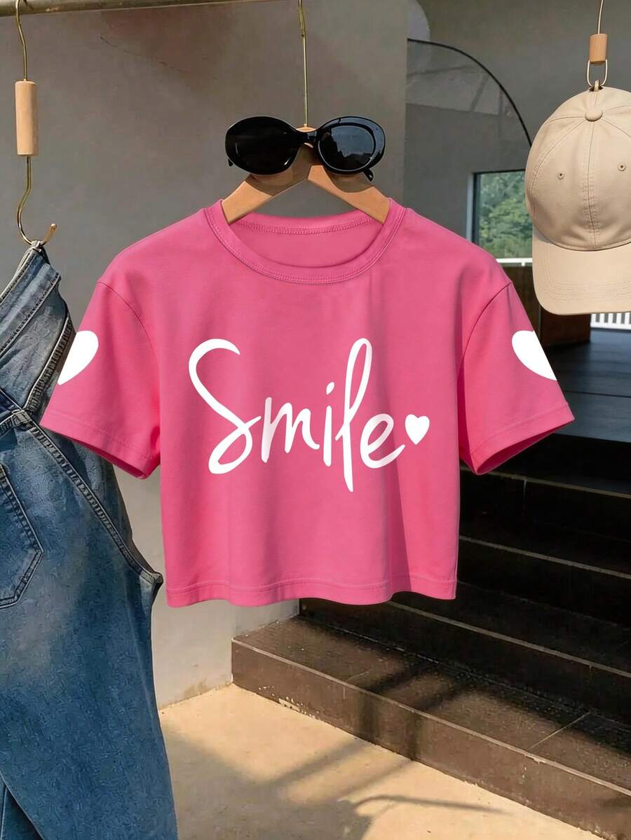 Áo thun croptop cho bé gái tuổi teen, in hình chữ "Smile" và trái tim, điểm nhấn trái tim trên tay áo, kiểu dáng thường ngày, thích hợp cho các sự kiện ở trường, đi chơi với bạn bè, mặc hàng ngày, mặc mùa hè. - Màu Hồng Tươi - Xem 1