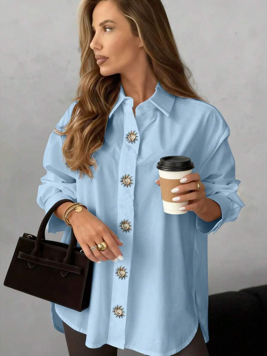 Áo sơ mi nữ Solstice Apparel màu trắng dáng rộng, cài cúc phía trước, đính đĩa mặt trời bằng kim loại, vai rớt, cổ ve lật, kiểu dáng thường ngày, thích hợp đi làm và công sở mùa xuân. - Màu xanh lam - Xem 1