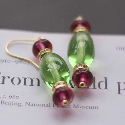 一对撞色珐琅水钻耳环，精致小巧，适合日常佩戴，是馈赠佳品。