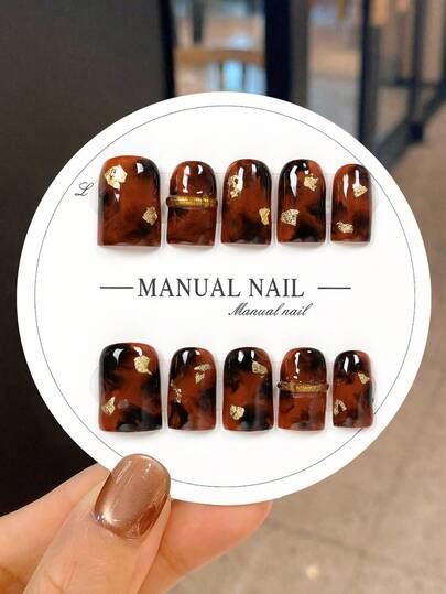 JUTI 10 Handmade Square-Shaped Press-On Nail Stickers, In Dark Brown With A Glossy Finish For A Luxurious, Eye-Catching Look, Featuring A Sharp-Tip Design. They're Accented With Hand-Drawn Amber Tortoise Shell Patterns And Gold Foil Flake Decorations, Showcasing These Edgy Sophisticated Nails. Characterized By A Retro, Stylish, And High-Quality Aesthetic, These Nails Suit Both Mature And Youthful Styles, Work For Any Occasion, And Are Easy-To-Remove Press-On Nail Stickers.