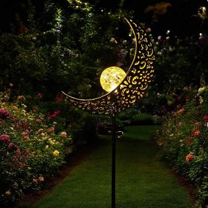 1 đèn cọc hình mặt trăng bằng sắt chạy bằng năng lượng mặt trời, chống thấm nước dùng ngoài trời, chiếu sáng sân vườn, cảnh quan.