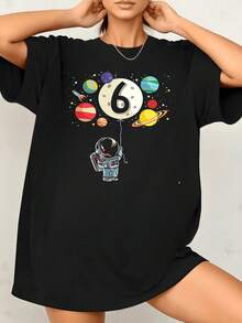 Un astronauta que sostiene un globo con forma de luna marcada con el número seis rodeado de planetas coloridos y estrellas simboliza sueños cósmicos y fantasía camiseta de mujer 220g casual cómoda para uso diario - Negro - Ver 1