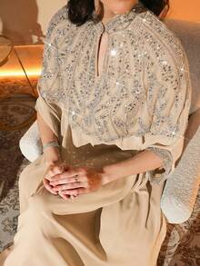 Áo Abaya dài dệt thanh lịch với họa tiết đính cườm, cổ khoét hình giọt nước và tay áo cánh dơi, được trang trí cầu kỳ. - Màu be - Xem 6