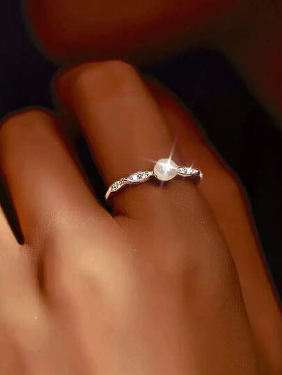 1枚可调节S925纯银低过敏养殖珍珠及合成立方氧化锆戒指，简约优雅小巧设计，适合日常佩戴、度假、情人节、生日、母亲节等场合，是送给女性的理想礼物。