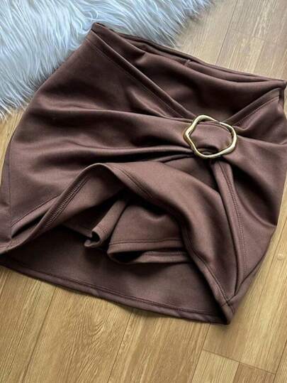 Short Saia com Fivela Dourada e Babado Estilo Elegante