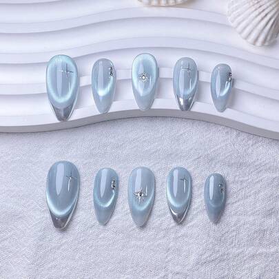 10片手工杏仁形美甲贴片，银色金属法式尖头美甲贴片，浅蓝色猫眼、浅紫色猫眼、薄荷绿猫眼，法式猫眼效果，银色星星水钻点缀。简约时尚，高端大气。亮丽色彩，适合春夏。佩戴和卸除便捷，纽扣式美甲贴片。