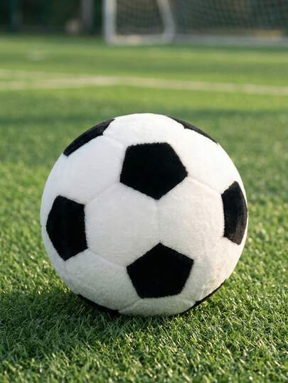 柔软蓬松的足球造型毛绒玩具，黑白拼接设计，可爱的填充运动球抱枕，男孩和儿童的舒适伙伴，生日和体育迷礼物，卧室和游戏室装饰，非常适合讲故事和玩耍，是收藏和送礼的理想之选。