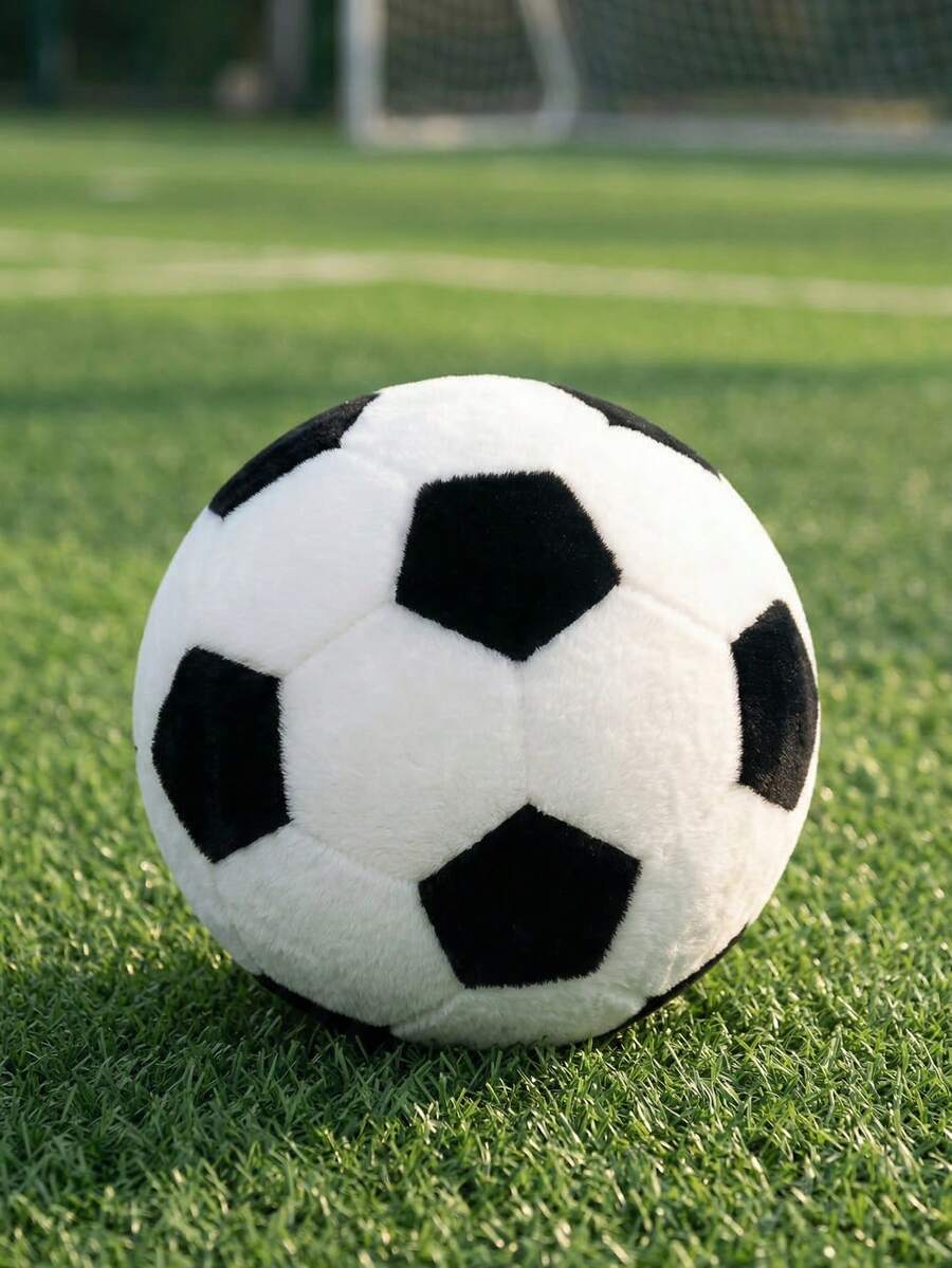 Denna söta mini-plyschfotboll är mjuk och fluffig, med en svartvit lapptäcksdesign. - Multifärgad - Visa 1