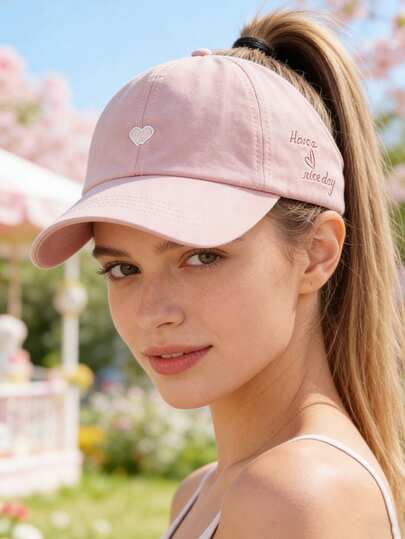 1顶女士棒球帽，带心形刺绣，防晒骑行帽，可扎马尾辫，肉丸头空心帽顶棒球帽，适合日常、骑行、棒球和其他户外活动。
