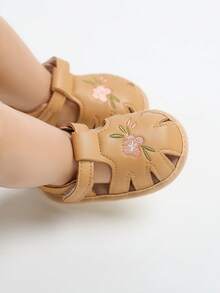 Sandalias planas de princesa con flor y suela blanda de cuero sintético para bebés/niñas pequeñas, verano - Camel - Ver 9