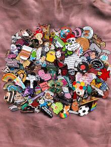 [5枚/10枚/20枚/30枚/40枚/50枚/60枚/70枚/80枚/90枚/100枚] 卡通人物胸针随机组合套装 - 时尚哥特复古朋克珐琅徽章，英文标语字母胸针，可别在衬衫、包包和外套上 - 英文标语锌合金翻领别针，休闲装扮的完美之选，也是馈赠亲友的理想礼物 - 彩色 - 查看 9