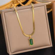 1条金色蛇形链绿色吊坠颈链，简约时尚风格，不锈钢可调节长度设计，适合男士休闲和街头服饰。 - 金色 - 查看 8