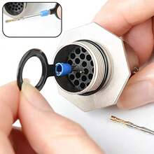 Este versátil juego de herramientas de 41 piezas está diseñado específicamente para trabajar con terminales de mazos de cables de automoción. Está concebido para insertar, extraer y ajustar clavijas sin deformar los terminales, lo que lo hace ideal para instalar accesorios, cámaras de marcha atrás, sistemas de alarma o sistemas de audio personalizados.Una herramienta imprescindible para mecánicos y electricistas: este juego de herramientas para la reparación de conectores eléctricos de 41 piezas cuenta con puntas estandarizadas aptas para una amplia gama de aplicaciones, desde las especificaciones más pequeñas hasta terminales de alta intensidad en sistemas de 12 V. - Unitalla - Ver 3