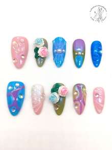 10 Stück handgemachte Nail Art Aufkleber, 25mm mandelförmig, rosa matt, blau matt, avocadogrün matt, dekoriert mit erhabenen Rosenblüten, erhabenen Linien, handbemalten Linien und transparenten Strass. Süße Nail Decals geeignet für Alltag, Urlaub, Party, Aufführungen und andere Anlässe Aufklebe-Nägel - Verschiedenfarbig - Übersicht 2