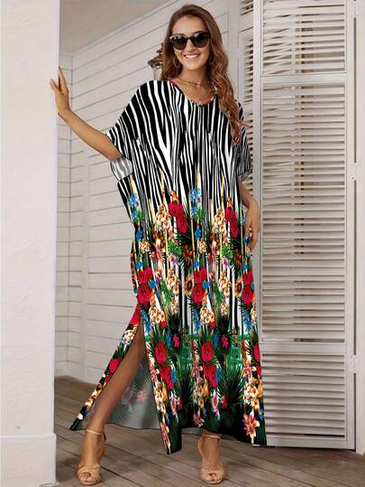 1 bộ đồ bơi nữ in họa tiết ngựa vằn và hoa văn phối hợp, cổ chữ V, tay cánh dơi, dáng rộng, thích hợp mặc ngoài đi biển.