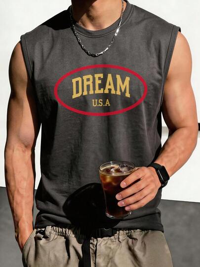 一件男士深灰色圆领背心，印有“DREAM USA”复古图案，宽肩无袖设计，超柔软仿麂皮面料，休闲复古风格，是夏季街头穿搭的理想之选，尽显老钱风范。