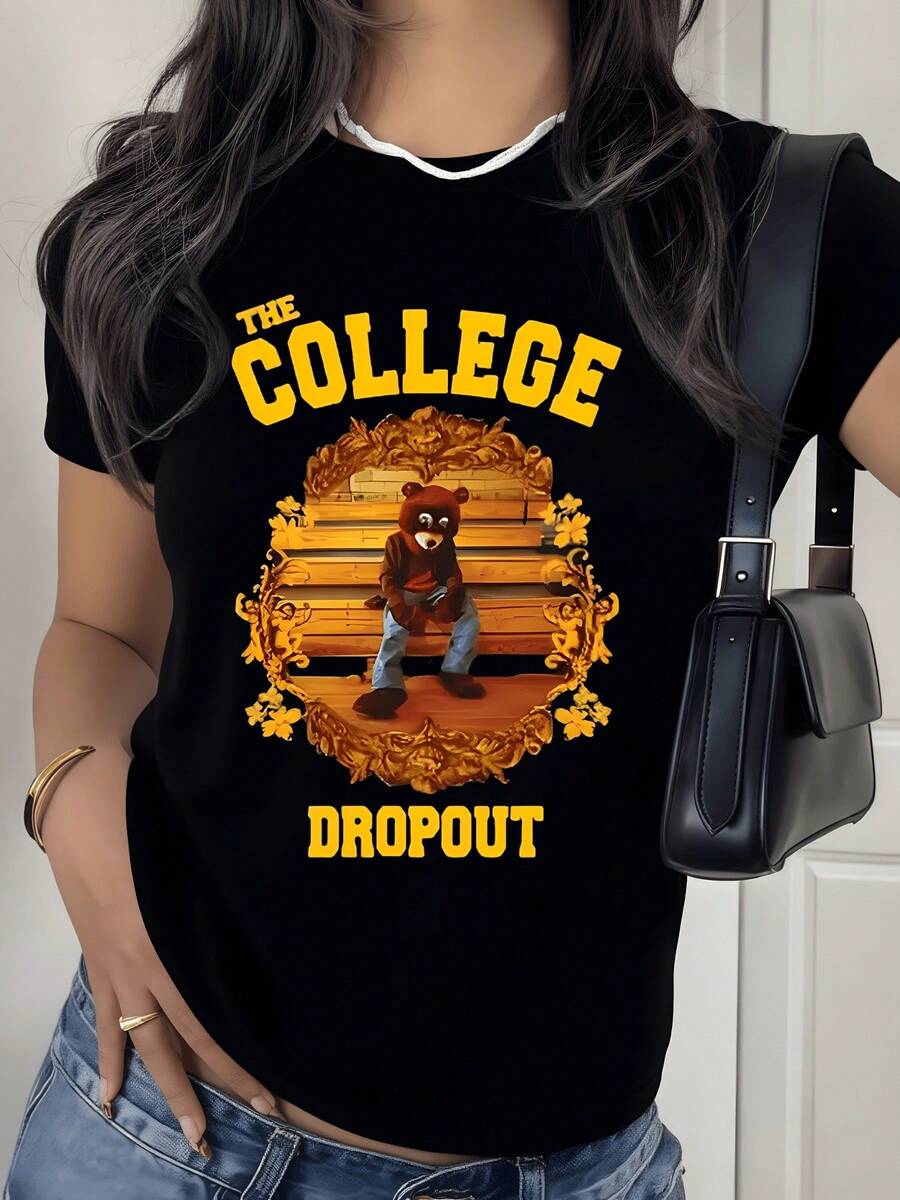 Un oso marrón sentado sobre un banco rodeado de un marco dorado con flores simboliza la reflexión y la superación personal camiseta de mujer casual moderna 220g - Negro - Ver 1