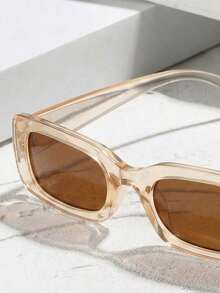 一副男女通用的长方形浅棕色香槟色时尚眼镜，百搭优雅，适合日常佩戴、街头摄影、度假、海滩和返校等场合。 - 香檳色 - 查看 3