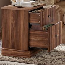 24 pulgadas de altura moderno acanalado mesa de noche con 2 cajones, Mesa de extremo lateral, Pequeño gabinete de almacenamiento acento, Mesa de cama moderna soporte nocturno, Mesa lateral de base curva estable. - Marrón - Ver 6