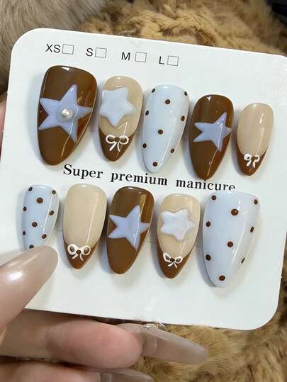 10 piezas de uñas postizas de larga duración con estilo de niña dulce y fresco, de color azul con estampado de estrellas, moños y lunares en marrón, con detalles de perlas, para uso diario, fiestas y festivales de primavera, verano, otoño e invierno