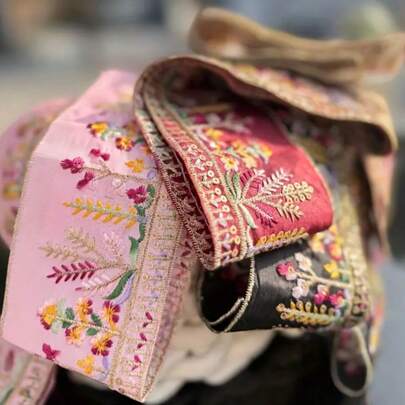 1.36米立体刺绣花卉蕾丝花边，手工钩编工艺，花朵饱满立体，高品质花卉蕾丝花边，适用于女装领口装饰