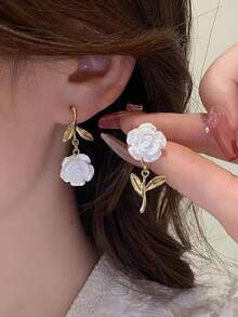 一对精致甜美小众高端优雅时尚百搭不对称玫瑰花耳环，适合女性日常、节日、约会、婚礼等场合佩戴。 - 玫瑰花 - 查看 2