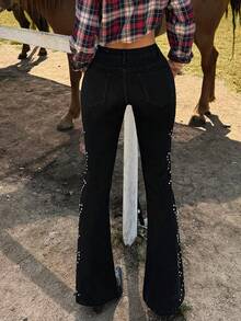 Quần jeans nữ ống loe cạp trung màu đen đính đinh tán, kiểu dáng retro năng động, chất liệu denim co giãn, phù hợp mặc hàng ngày vào mùa xuân/hè. - màu đen - Xem 4